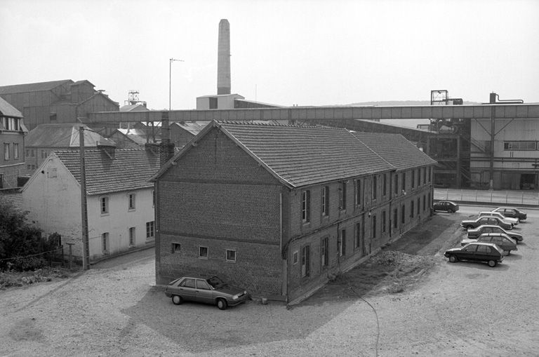 Sucrerie et distillerie, dites Cie sucrière de la Somme, puis Vuignier et Cie, puis Cie sucrière de la Somme, puis Ferdinand Beghin, puis Béghin et Cie, puis Vermandoise de sucreries, puis Sté Vermandoise Industrie