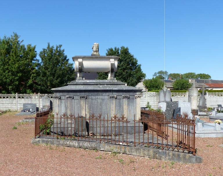 Monument funéraire du fabricant de bonneterie de laines Arsène Théodore Delacour et de sa famille