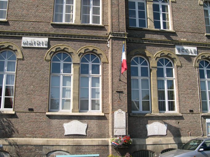 Ancienne maison de campagne du Collège d'Amiens, actuelle mairie et école primaire de Rivery