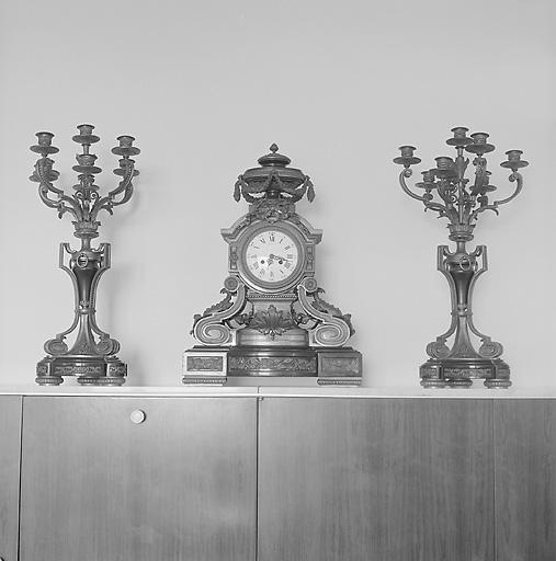 pendule, deux chandeliers