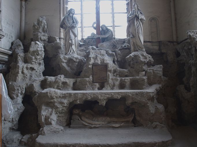Autel de la chapelle du Calvaire et groupe sculpté : La Crucifixion