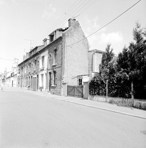 Ancien moulin, distillerie et filature devenue tissage Lecointe puis Laurent Yvose et Cauvin Yvose, S. A. des anciens établissements Cauvin Yvose, puis scierie Fox frères (vestiges)