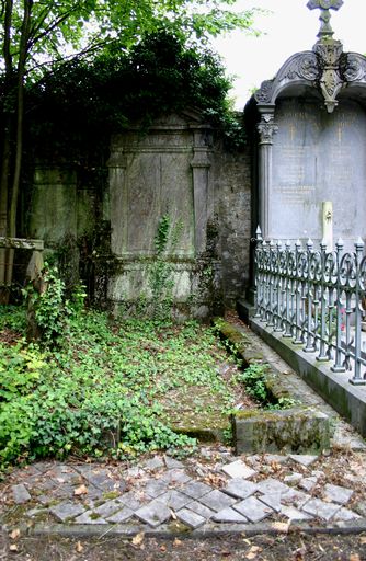 Tombeau (stèle funéraire) de la famille Bennezon-Léveillé