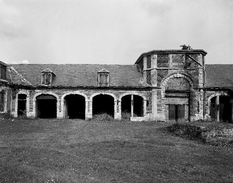 Anciennes écuries du château (détruit) de Mailly-Maillet, puis brasserie Albert Levisse