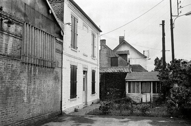 Ancienne serrurerie Parise, puis Lacotte et fonderie Caron, devenue usine de petite métallurgie Lecat Porion, aujourd'hui Atelier de Bobinage du Vimeu