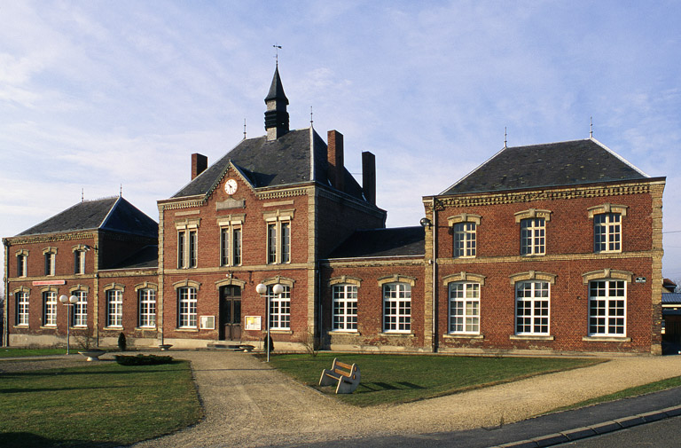 Mairie et école primaire de Boué