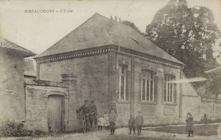 Ancienne école primaire de filles, puis école primaire mixte et mairie, actuelles mairie et médiathèque de Ribeaucourt