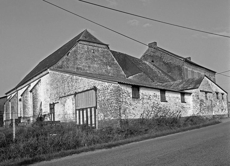 Vue de situation depuis la route, à l'ouest.