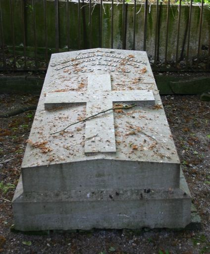 Tombeau (sarcophage) des familles Lemerchier de Gonnelieu-Gaudefroy de Roisel et Génin et enclos funéraire Desprez