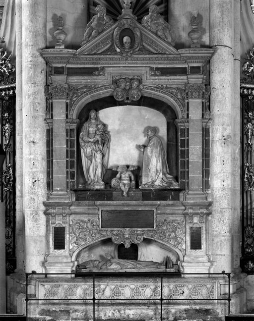 Monument funéraire du cardinal Jean de la Grange et de l'évêque Jean de Boissy (vestiges)