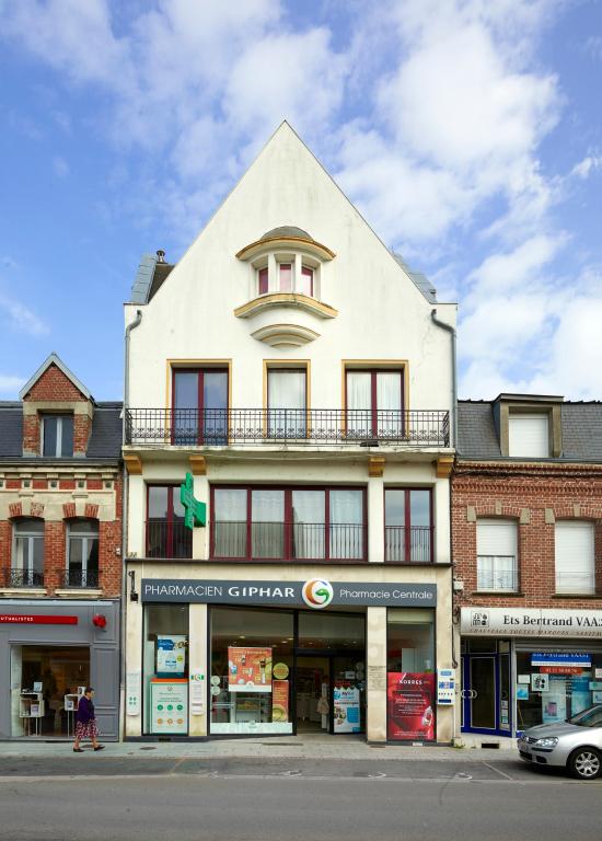 Ancienne maison à boutique de Mme Emilie Legay-Carpentier, 4, rue de péronne. Construite en 1921 par l'architecte Paul Decaux.