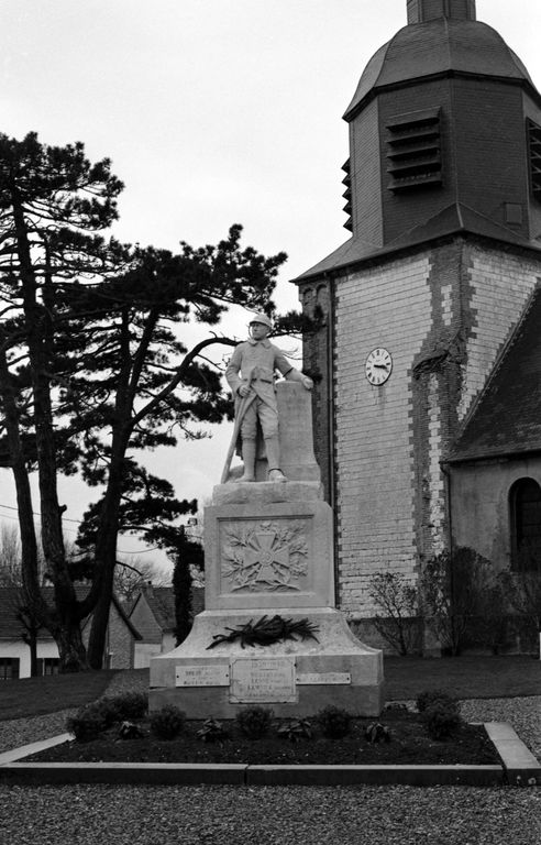 Statue (grandeur nature) : Poilu en pied appuyé sur une stèle