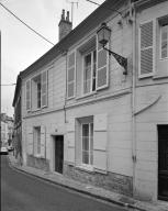 Maison, 16 rue du Château. Vue de la porte d'entrée et de la façade sur rue.