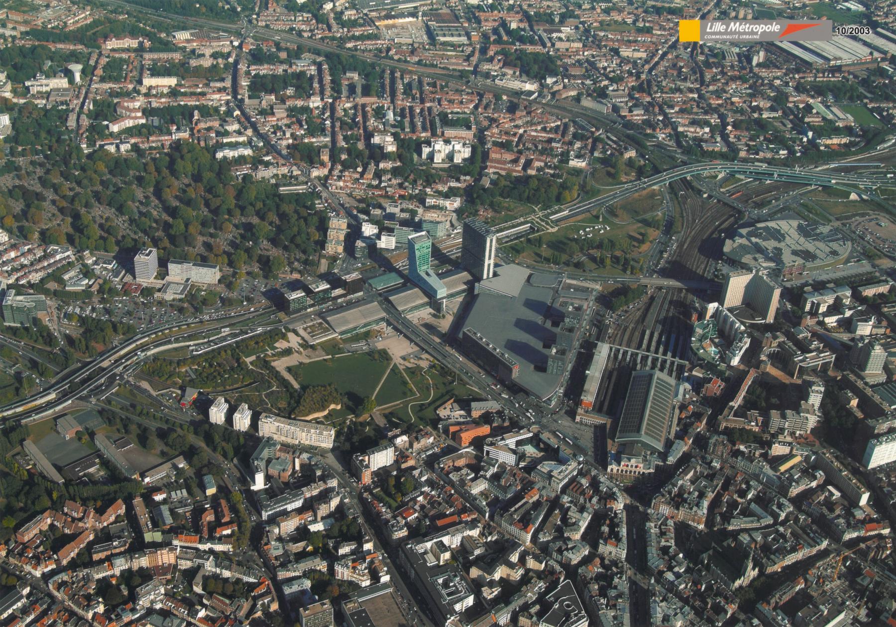 Le siège de la MEL (au premier plan à gauche) dans son environnement en 2003, vue aérienne depuis le sud-ouest. Au premier plan à droite la gare Euralille (Archives communautaires. Métropole européenne de Lille ; 15 Ph 12 n° 49).