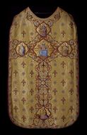 Ornement doré de style néogothique (chasuble, étole, manipule, voile de calice)