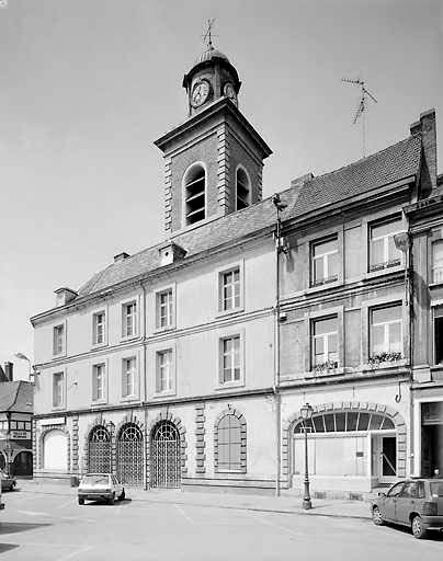 Ensemble d'édifices derrière façade (corps de garde, beffroi, maisons)