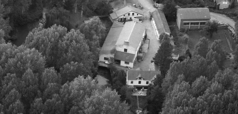 Ancien moulin à foulon et à blé Schillings, puis Gosse de Billy, devenu filature de laine Thiré, puis de Lucay, devenue usine de boutons Trannoy, puis usine de transformation des métaux dite Société des poudres métalliques Doral