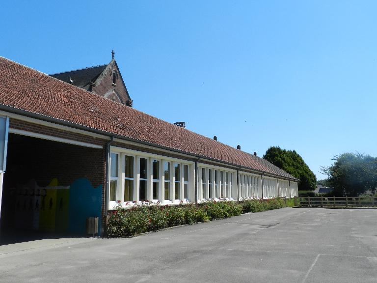 École primaire de Fressenneville (ancienne église paroissiale et cimetière Saint-Quentin)
