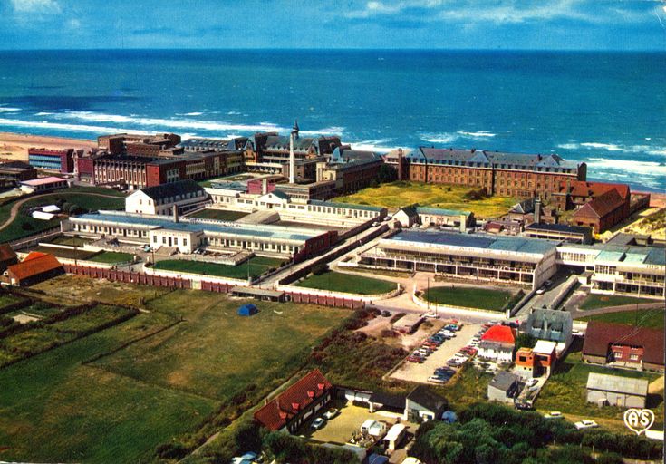 hôpital marin dit institut hélio-marin, Vue aérienne prise de l'est en  regardant vers l'ouest montrant au premier plan, de gauche à droite,  l'hôpital Victor-Ménard et l'Institut hélio-marin, et au second plan, de