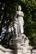 Groupe sculpté du monument aux morts : la Ville de Guise conduisant un enfant
