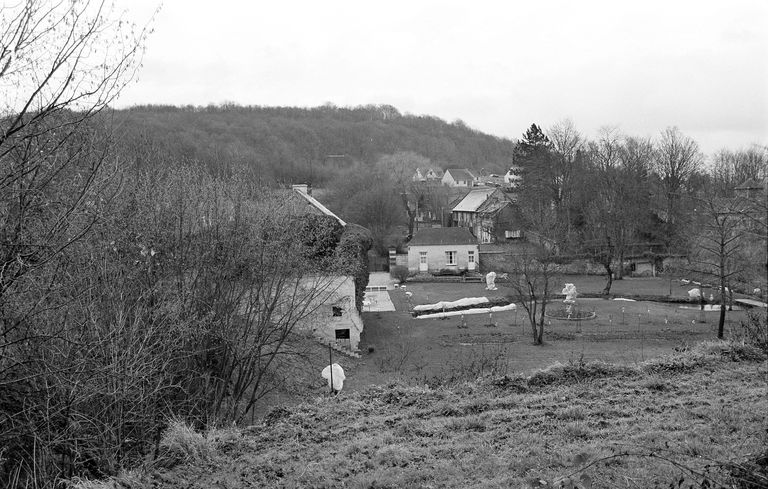 Ancien moulin à farine, dit Moulin Flobert, devenu sucrerie de betteraves Bride, puis Larangot Frères et Cie, puis SA Sucrière de Berneuil-sur-Aisne