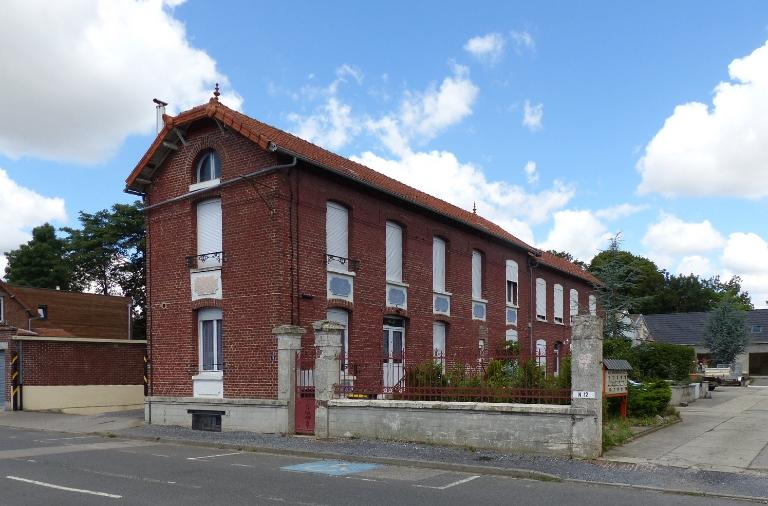 Ancienne usine de bonneterie Vicart, puis Forêt et Cie, puis Manufacture de Bonneterie de Marcelcave, devenue usine de confection Huette Sports