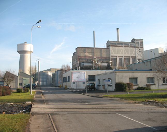 Ancien moulin à blé Daden, puis usine de papeterie, puis usine métallurgique dite Forges et Fonderie de Montataire, puis Usinor, puis Sollac, puis Arcelor, puis Arcelor-Mittal-Montataire