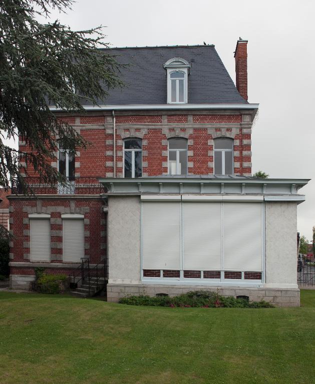 Vue générale de la façade postérieure.
