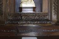 Paire de gradins d'autel utilisés comme socles de statues