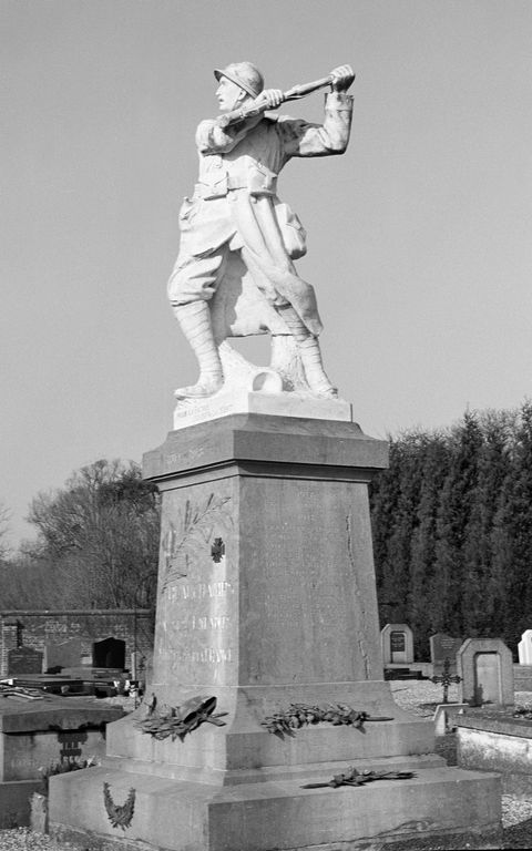 Statue (figure colossale) : Poilu au combat, dit Pro Patria