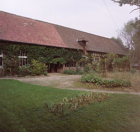 Ancien moulin à farine de Bonnières, puis usine de roulements Burnouf, puis Renard, puis scierie Vandeputte, devenu maison