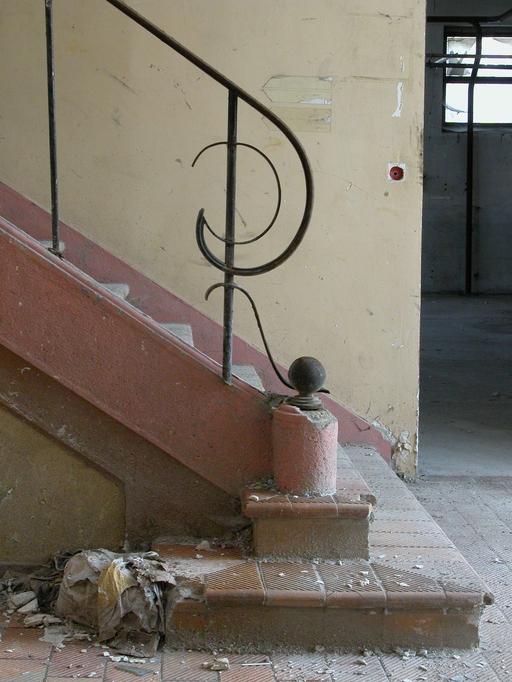 Ancienne usine de Remicourt (tissage de guipure), puis Décaudin et Béguin, puis de la Cotonnière de Saint-Quentin, puis usine de confection