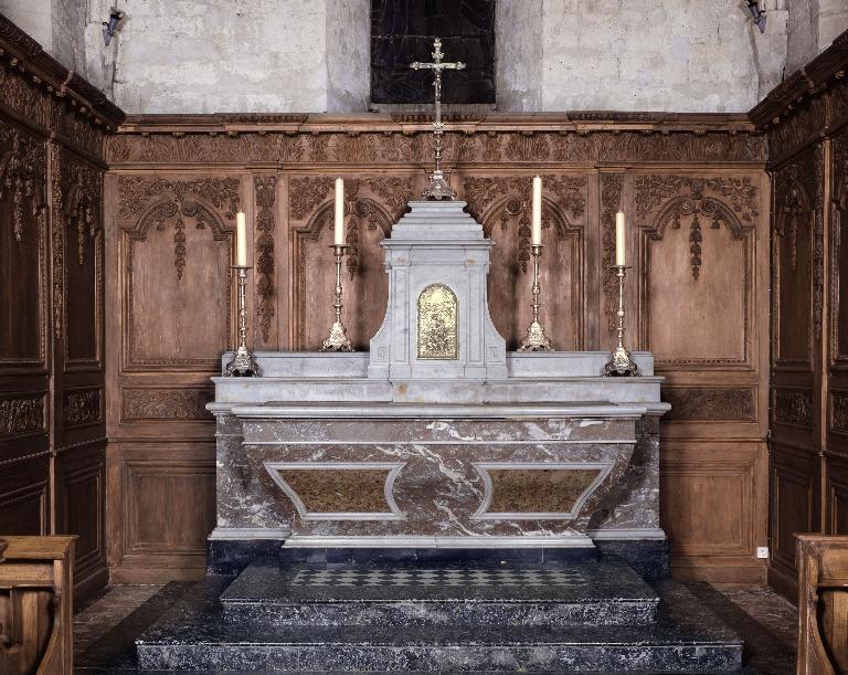 Ensemble du maître-autel (trois degrés d'autel, autel-tombeau, deux gradins d'autel, tabernacle architecturé)