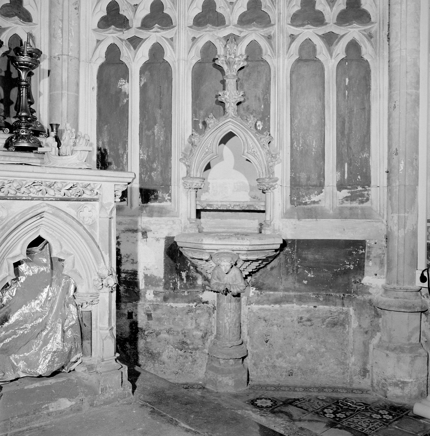 Lavabo d'église (lavabo à crédence) et lavabo en niche à crédence de style néo-gothique