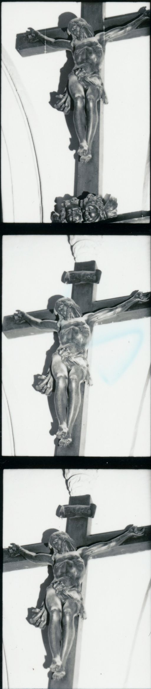 Sculpture : Christ en croix (nef)