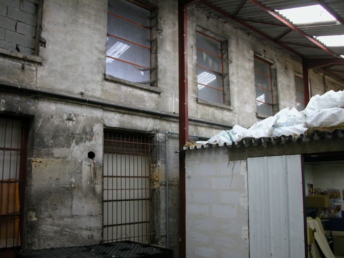 Ancien moulin à blé, puis filature de laine, dite Usine de Moineau, devenue usine de papiers peints Roger, puis Josse, puis tissage et teinturerie Le Tissage à Palette libre, puis usine de chaussures Baetz