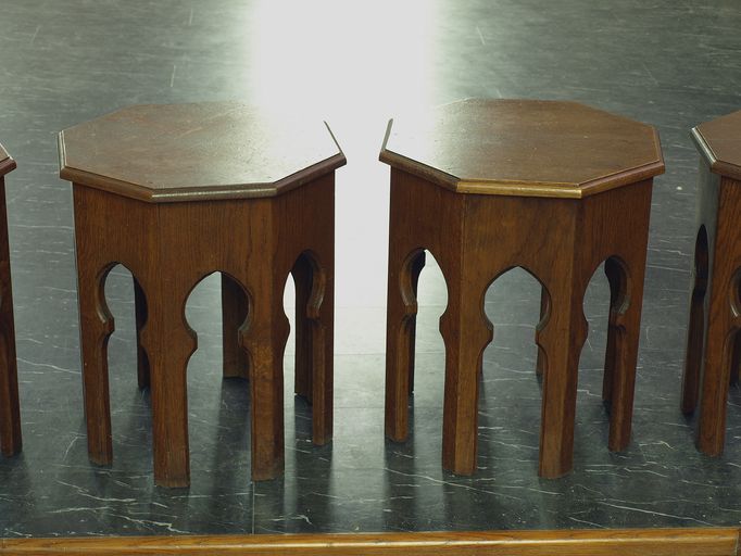 Ensemble du mobilier du choeur : huit tabourets, deux chaises et un fauteuil