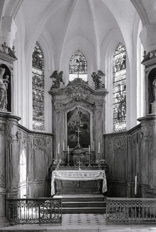 Ensemble de l'ameublement du sanctuaire (lambris de demi-revêtement, trois degrés d'autel, autel, deux gradins d'autel, tabernacle, retable)