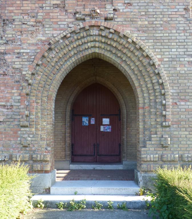 Vue de détail sur le porche et le portail de l'église.