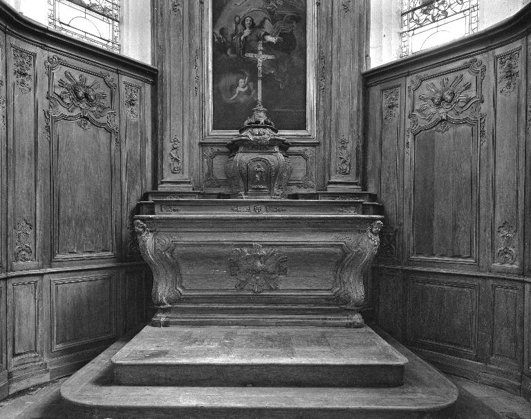 Ensemble du maître-autel (trois degrés d'autel, autel tombeau, deux gradins d'autel)