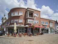 Série de maisons et d'immeubles à boutique