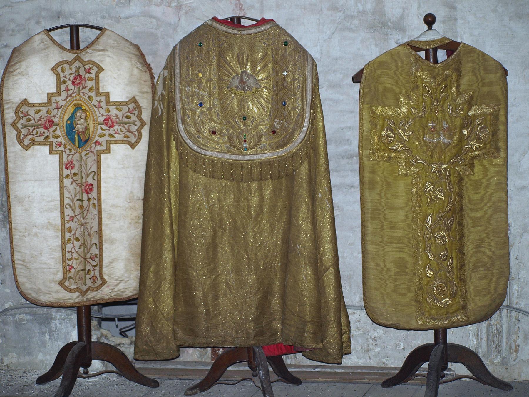 Ensemble de 2 chasubles (ornement blanc, ornement doré) et une chape (ornement doré)