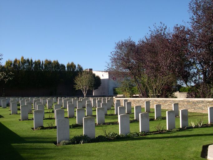 Cimetière militaire de Longueau, dit Longueau British Cemetery