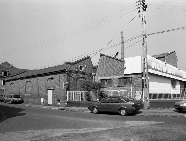 Ancienne usine de boutons Vigreux, puis usine de boutons et de tabletterie Mercier et Trannoy, puis l'Industrie Méruvienne, puis usine de menuiserie Bressacco, puis garage Dorchy