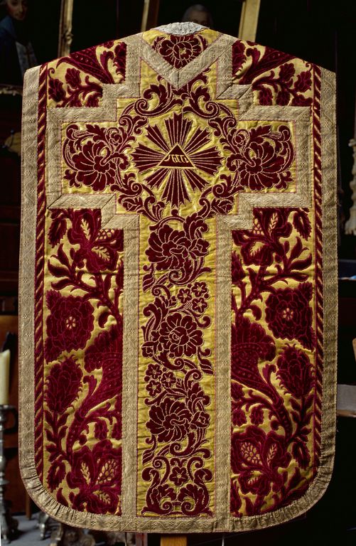 Ensemble de trois chapes, une chasuble et deux dalmatiques (ornement rouge)