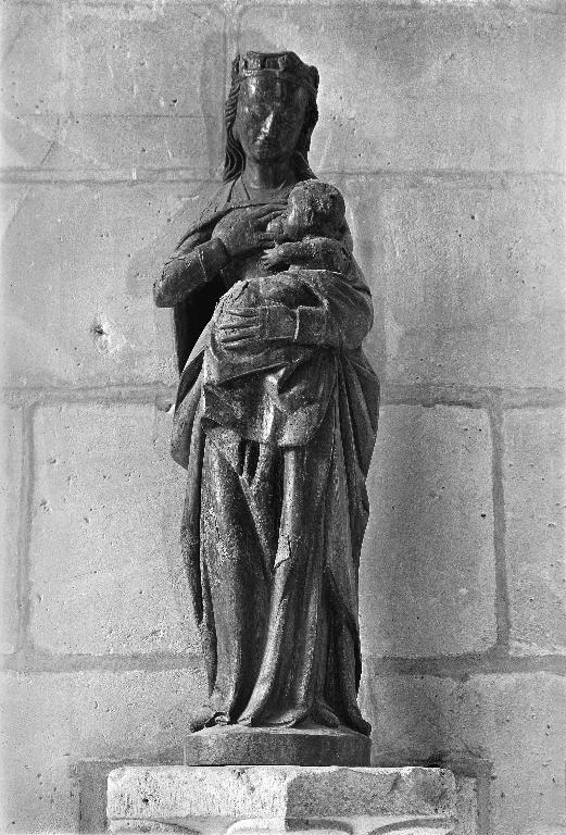 Statue (petite nature) : la Vierge allaitant l'Enfant