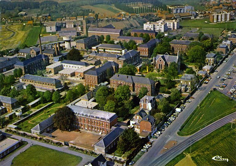 Ancien asile d'aliénés, puis hôpital psychiatrique et centre hospitalier spécialisé, actuellement établissement public de santé mentale Val de Lys-Artois