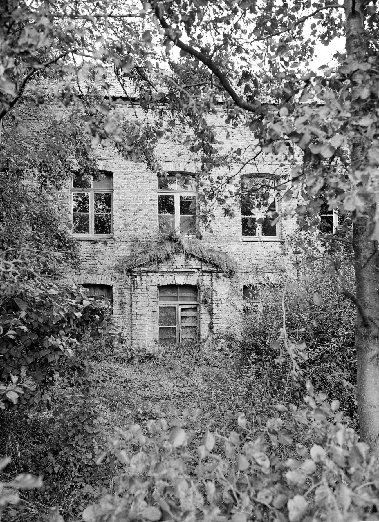 Moulin à papier et à huile De Laurette, puis moulin à farine Dedoncker, puis usine de menuiserie, actuellement entrepôt commercial