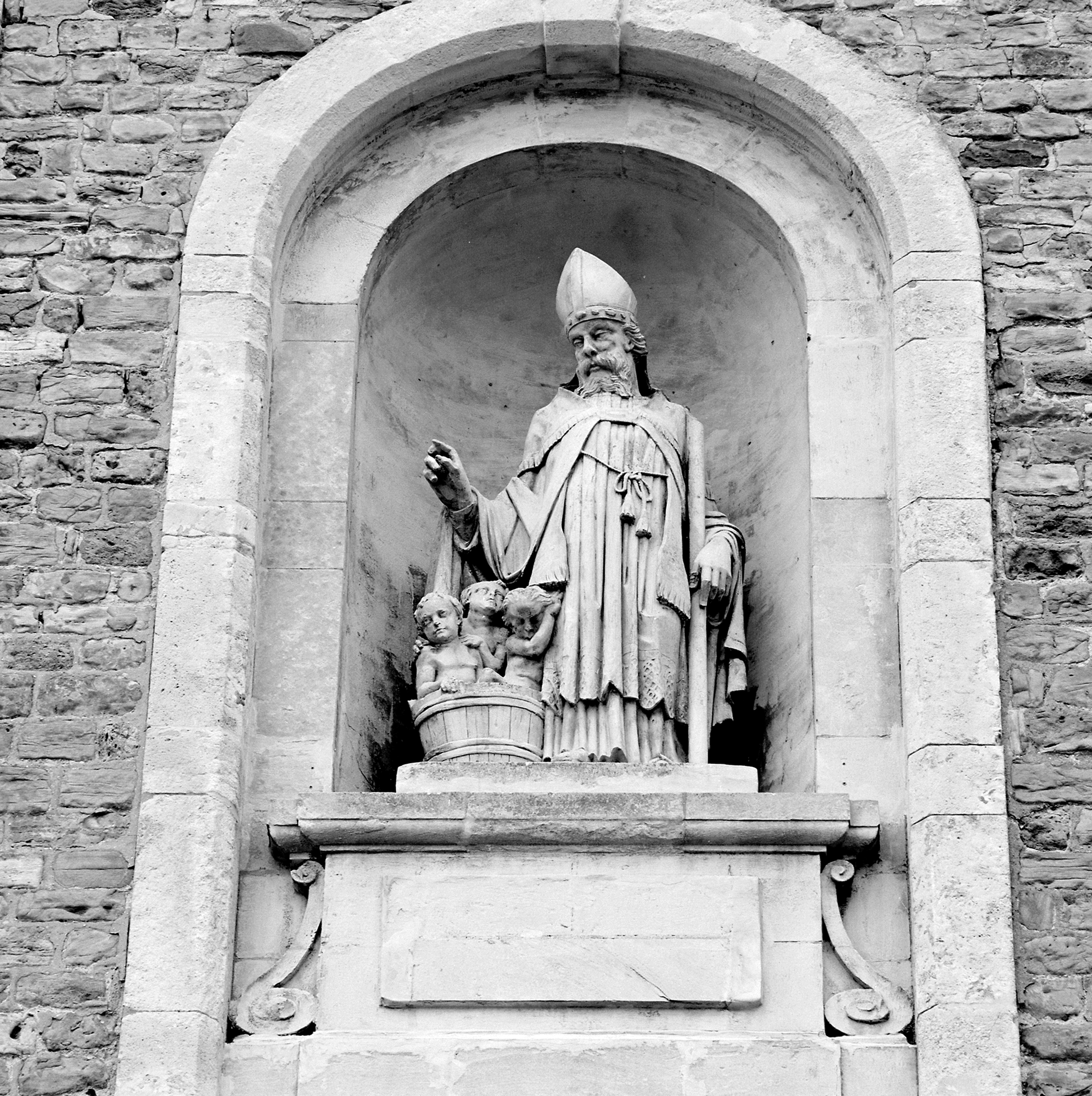 Groupe sculpté : saint Nicolas de Myre