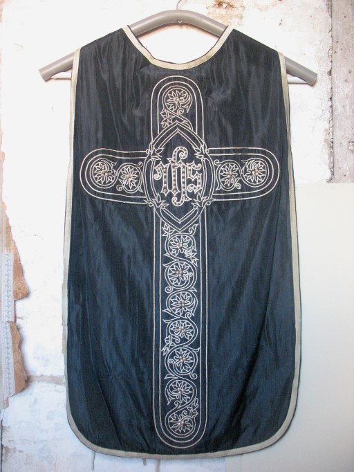 Ensemble : chasuble, étole, manipule, voile de calice, bourse de corporal (ornement noir, No 1)